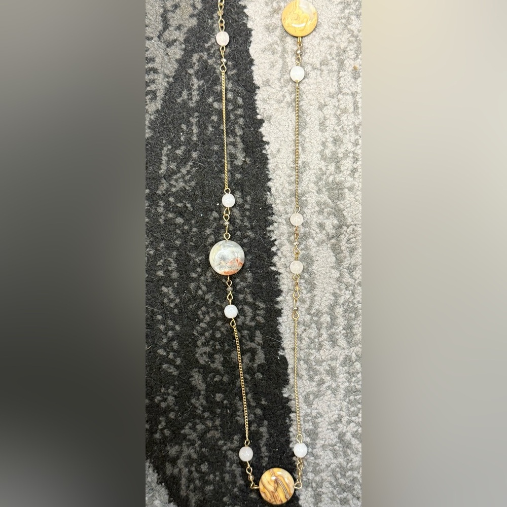 ❤️NWT! Velvet Gold tone Necklace w/Natural stones on necklace & gold earrings.